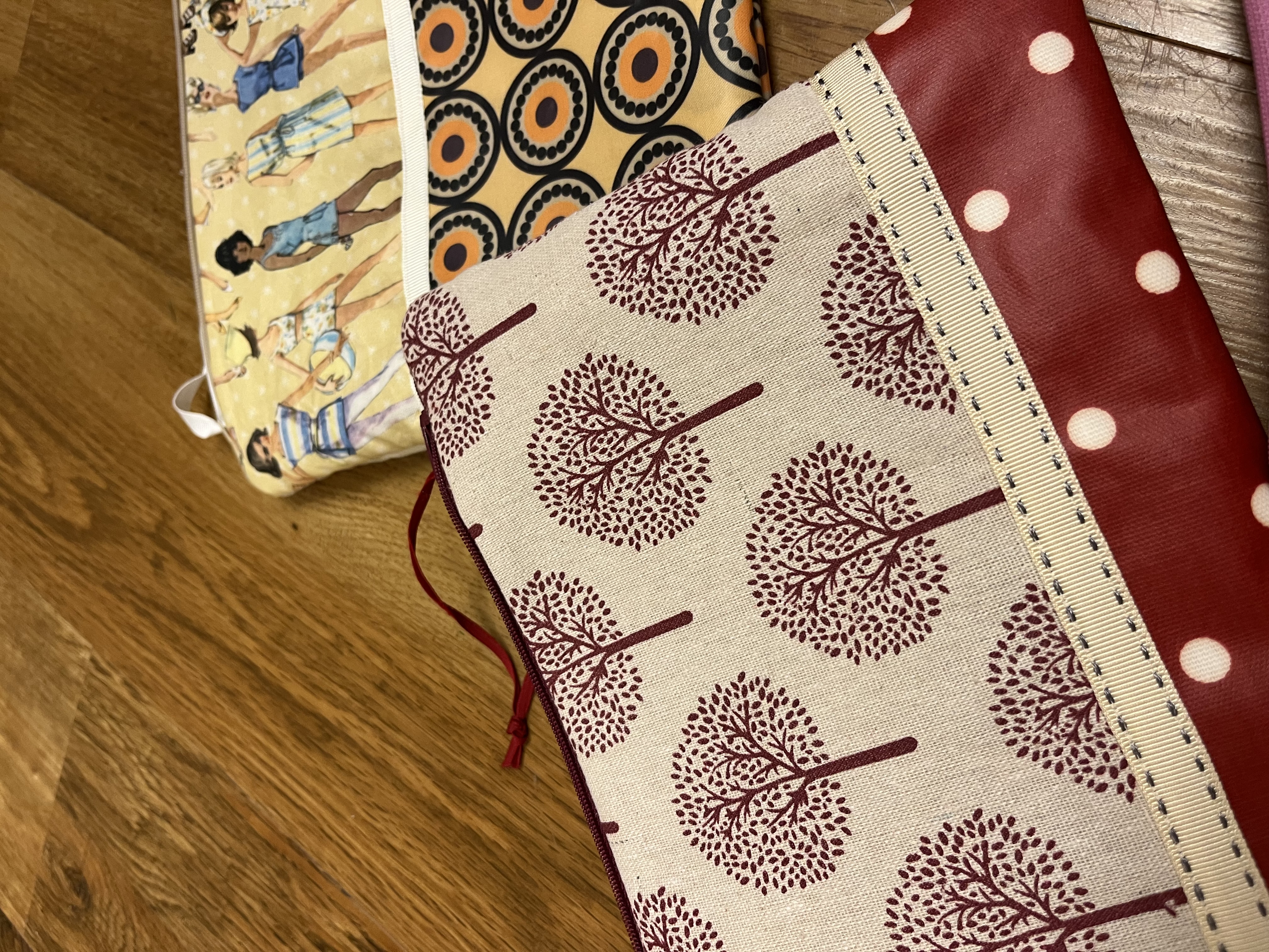 Easy Beginners Project - Small Lined Zip up Makeup or similar Bag