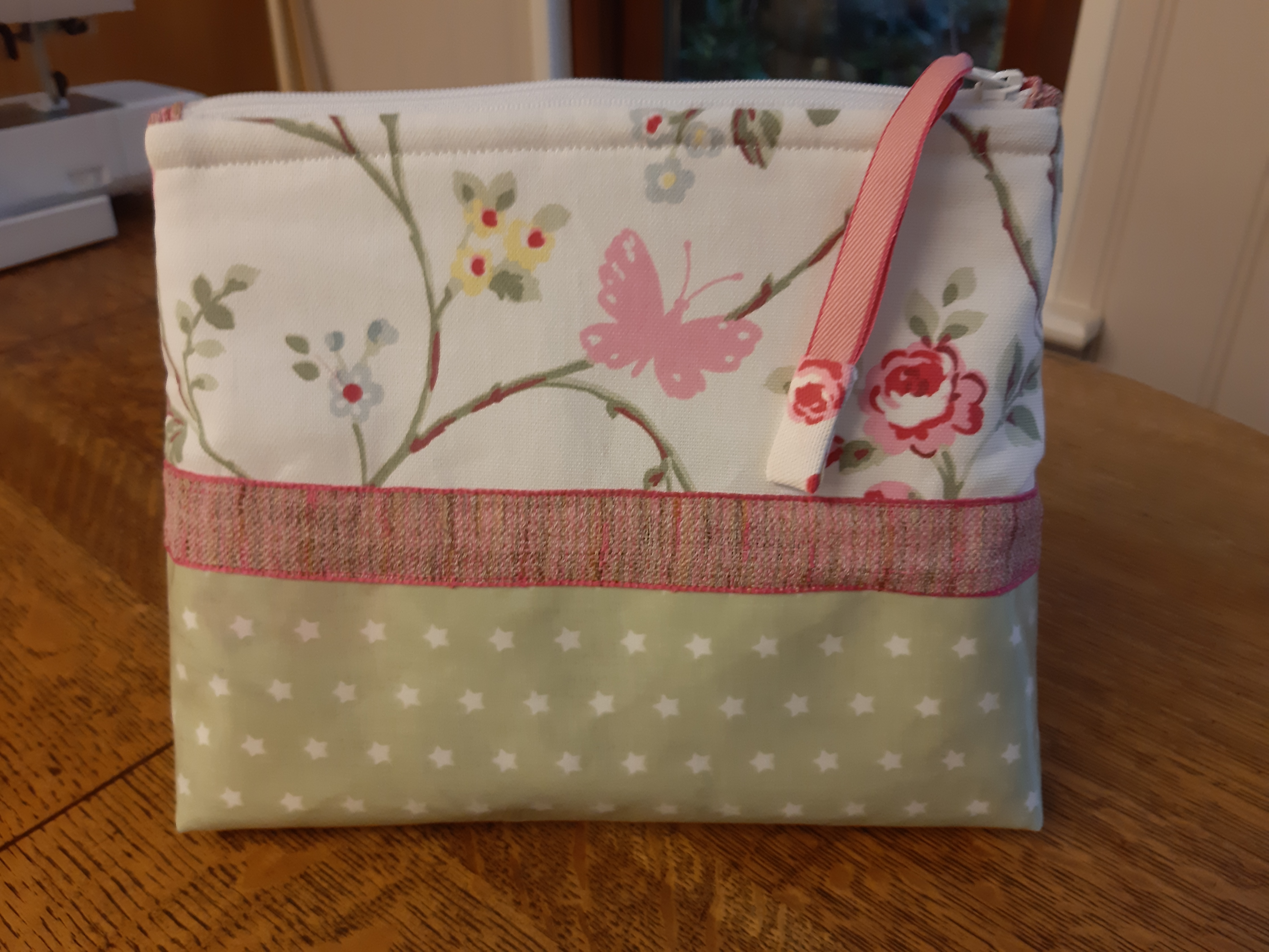 Easy Beginners Project - Small Lined Zip up Makeup or similar Bag