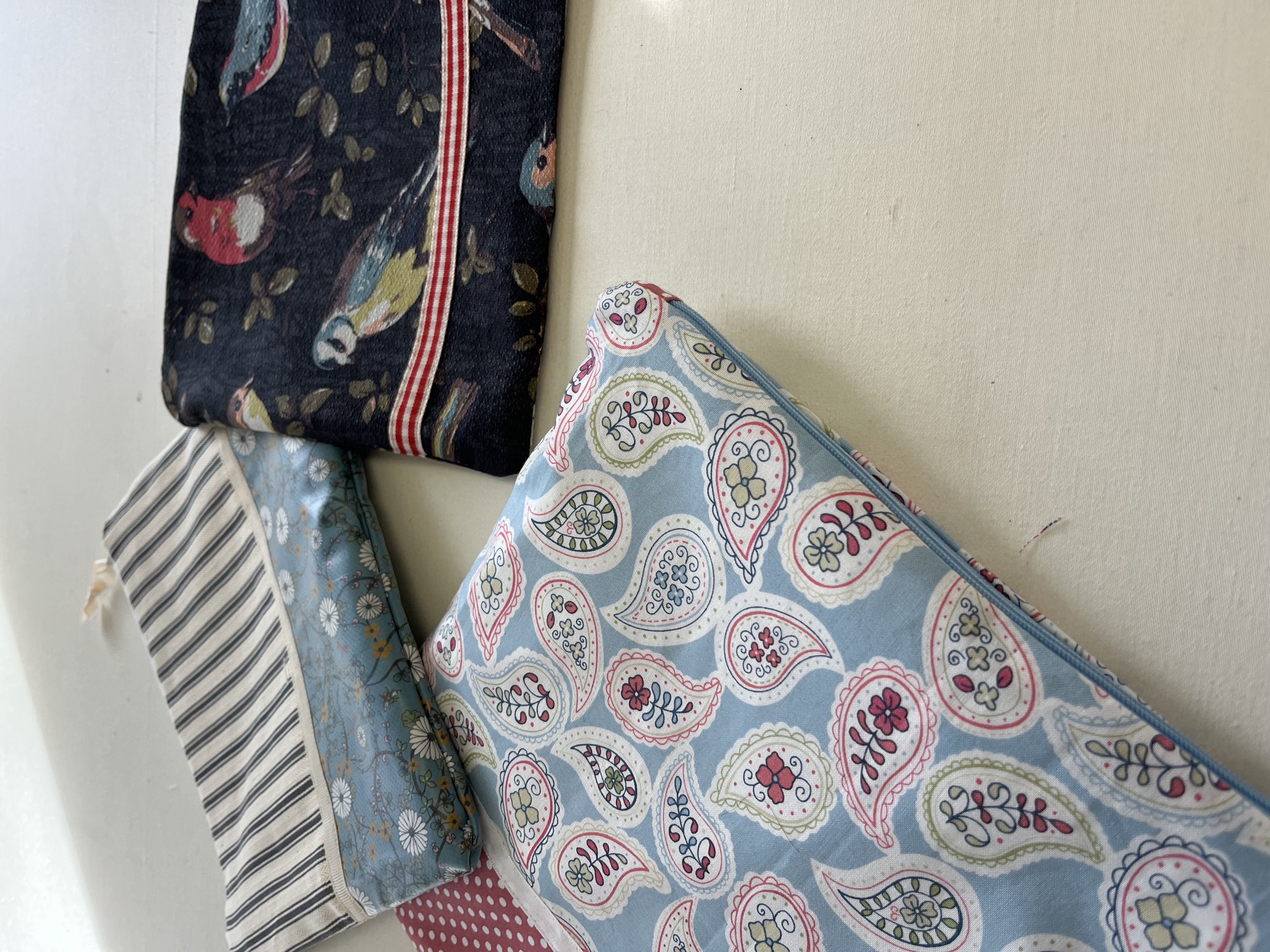 Easy Beginners Project - Small Lined Zip up Makeup or similar Bag
